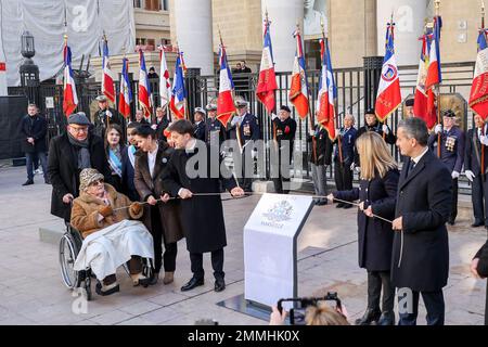 Denise Holstein (en fauteuil roulant) survivante de la déportation à Auschwitz Birkenau, Benoit Payan Maire de Marseille et le Ministre de l'intérieur Gérald Darmanin inaugurent la plaque commémorative du roundup de Marseille. Entre 22 janvier et 24, 1943, la ville de Marseille a connu de grands retoundups de résidents d'origine juive, et la destruction d'un quartier entier près du Vieux Port. Quatre-vingts ans plus tard, la ville organisa des commémorations autour de ces raids et la destruction des vieux quartiers pendant la Seconde Guerre mondiale, qualifiée par le maire de la deuxième ville de France Banque D'Images