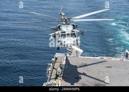 Un MH-60S Nighthawk, attaché aux « Tridents » du Helicopter Sea combat Squadron (HSC) 9, décolle du premier porte-avions de sa catégorie USS Gerald R. Ford (CVN 78) décolle du pont d'envol, le 18 septembre 2022. Ford est en cours dans l'océan Atlantique pour effectuer des qualifications et des examens de transporteur pour un déploiement prévu cet automne. GRF, Gerald R. Ford, Navy, US Navy, USS Gerald R. Ford (CVN 78), Banque D'Images