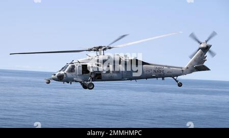 Un MH-60S Nighthawk, rattaché aux « Tridents » du Helicopter Sea combat Squadron (HSC) 9, effectue des opérations aériennes à bord du premier porte-avions de sa catégorie USS Gerald R. Ford (CVN 78), le 18 septembre 2022. Ford est en cours dans l'océan Atlantique pour effectuer des qualifications et des examens de transporteur pour un déploiement prévu cet automne. GRF, Gerald R. Ford, Navy, US Navy, USS Gerald R. Ford (CVN 78), Banque D'Images