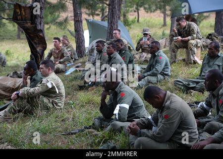 Des soldats de toutes les nations partenaires ont été autorisés à apporter leur déjeuner et à assister au service religieux multilatéral sur le terrain, tenu dimanche, 18 septembre 2022, par le CPT Kara, Dreflak Utley, 2nd Bataillon, 27th infanterie Regiment, 3rd infanterie Brigade combat Team, 25th Infantry Division, aumônier, Major Jono Holland, JP, Doctorat, aumônier principal de la région centrale – Direction de la santé de la défense de Linton, aumônerie de la Force de défense de la Nouvelle-Zélande, et Villame Tunidau, aumônier de la Force pour l'armée des Fidji, connu affectueusement sous le nom de Padre Bill. Notre position avant, fortement tributaire des relations militaires-à-militaires, illu Banque D'Images