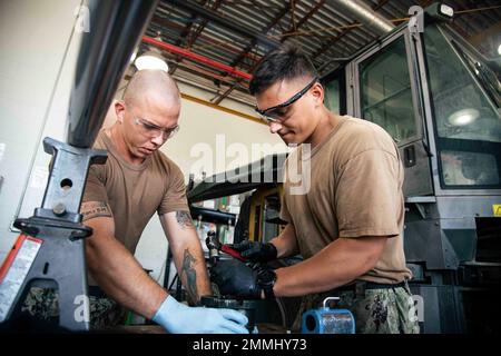 220919-N-PI330-1001 Gulfport, Mississippi (19 septembre 2022) mécanicien de construction Wyatt Meyer, à droite, et mécanicien de construction 3rd classe Leighton Sheard, affecté au bataillon de construction mobile navale 133 (NMCB 133), reconstruira un vérin hydraulique pour une pelle rétro 420D sur le Centre du bataillon de construction navale, Gulfport, Mississippi, 19 septembre 2022. Le NMCB 133 est situé à homeport à Gulfport, Mississippi, et effectue des cycles d'entraînement. Banque D'Images