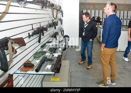 Les membres de la section de Pennsylvanie de l'Organisation des jeunes présidents voient des armes inertes au centre de soutien à l'entraînement au sida de fort Indiantown Gap lors d'un événement organisé à Bosslift le 19 septembre 2022. L'événement a été appuyé par l'appui des employeurs de Pennsylvanie de la Garde et de la Réserve. (Photo de la Garde nationale de Pennsylvanie par Brad Rhen) Banque D'Images