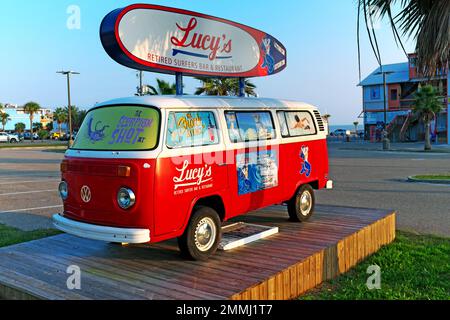 Lucy's Refatigue Surfer's Bar and Restaurant signalisation sur une vieille fourgonnette VW garée sur Beach Blvd en face du restaurant à Biloxi, Mississippi. Banque D'Images