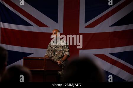 Le Brigadier Harris de l'Armée britannique, Force opérationnelle interarmées combinée - opération inhérente Resolve, commandant adjoint, parle à un service commémorant la vie de la reine Elizabeth II, à la base opérationnelle avancée Union III à Bagdad, en Irak, le 19 septembre 2022.membres de la Coalition de la Grande-Bretagne, du Canada, de l'Australie, Et la Nouvelle-Zélande a honoré la reine Elizabeth II après sa mort le 8 septembre 2022, après avoir servi comme souveraine britannique et chef du Commonwealth pendant plus de 70 ans. Banque D'Images