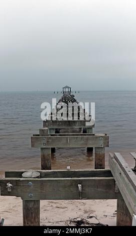 Un quai endommagé et déconnecté se jette dans le golfe du Mexique à Biloxi, Mississippi, sur 10 décembre 2022. Banque D'Images