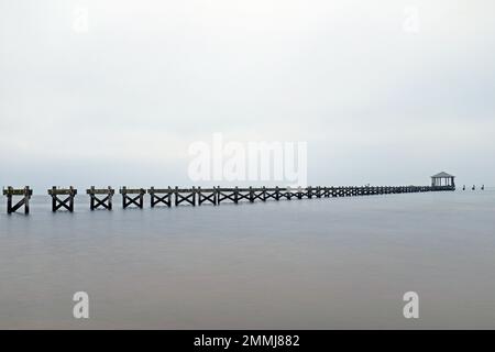 L'ouragan a endommagé Lighthouse Pier à Biloxi, Mississippi, dans le golfe du Mexique, montre des bitts autonomes. Banque D'Images