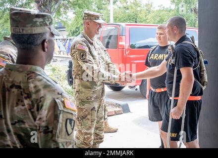 Le général Randy George, 38th Vice-chef d'état-major de l'Armée, a visité le fort Jackson le 19 septembre pour avoir un aperçu du cours préparatoire du futur soldat. Le cours aide les civils intéressés à se joindre à l’Armée de terre à obtenir la note d’essai de la batterie d’aptitude et la préparation physique nécessaires pour satisfaire aux exigences d’admissibilité. Tout en visitant le cœur du programme, situé au sein du 1st Bataillon, 61st Infantry Regiment, George a demandé aux stagiaires présents au programme comment ils estiment que le programme les aide à atteindre leur but ultime d'enrôlement ainsi que toutes les suggestions qu'ils ont pu avoir Banque D'Images