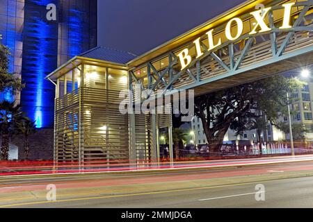 Panneau Biloxi éclairé, Mississippi, apposé sur un passage piéton au-dessus de la route 90 le soir de 10 décembre 2022. Banque D'Images