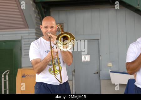 Norfolk (19 septembre 2022) Chef de musicien (Select) Patrick Cotter, de Hershey, Pennsylvanie, joue le trombone comme un accompagnement d'un groupe combiné de sélection de chef Petty Officer de la base expéditionnaire mixte Little Creek-fort Story lors de la compétition de guidon de l'événement annuel 21st des Journées du patrimoine du Chef Petty Officer. L'événement de trois jours permet aux sélectionnes de CPO de recevoir une formation sur l'histoire et le patrimoine au musée et à bord du cuirassé Wisconsin, et est hébergé par le musée et les commandements de la région. L'événement est la plus grande et la plus longue course de ce genre en Virginie. Banque D'Images