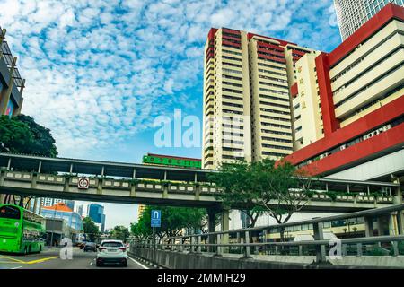Le long de New Bridge Road en direction de Chinatown avec le complexe People's Park, l'hôtel 81 et le complexe People's Park en vue. Banque D'Images