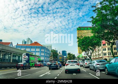 Le long de New Bridge Road en direction de Chinatown avec le bâtiment Yue Hwa et le complexe People's Park en vue. Banque D'Images