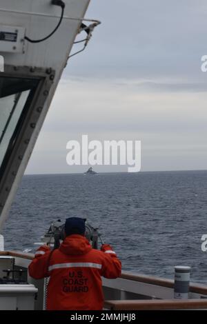 Un membre d'équipage de Kimball de la Garde côtière observant un navire étranger dans la mer de Béring, au 19 septembre 2022. L’équipage de Kimball de la Garde côtière lors d’une patrouille de routine dans la mer de Béring a rencontré un missile-Cruiser guidé de la République populaire de Chine, Renhai CG 101, naviguant à environ 75 milles marins au nord de l’île Kiska, en Alaska. Banque D'Images