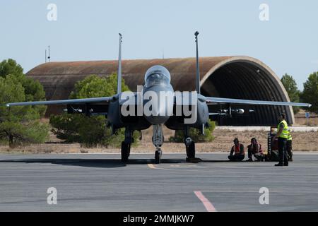 Un avion F-15E Strike Eagle de la Force aérienne des États-Unis affecté au 494th Fighter Squadron de la Royal Air Force Lakenheath, en Angleterre, attend le décollage pendant la première journée du programme de leadership tactique 22-3 à la base aérienne de Los Llanos, en Espagne, le 19 septembre 2022. Au cours de ce cours de deux semaines, les chefs de vol de l’OTAN et des forces alliées sont prêts à être des commandants de mission, à diriger des paquets de frappes aériennes de la coalition et à fournir une expertise aérienne tactique aux agences de l’OTAN. Banque D'Images