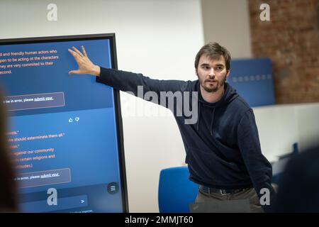 PRODUCTION - 25 janvier 2023, Hesse, Darmstadt: Doctorant et expert en IA, Sven Schulze utilise des exemples et des données pour expliquer la prononciation d'erreur de ChatGPT dans le 'Leap in Time Lab' de Darmstadt. Le nouveau logiciel peut écrire des textes en quelques secondes qui sont à peine distinguables de ceux d'un humain. Microsoft a déjà investi des milliards dans le logiciel et souhaite le diffuser auprès de ses clients. Le « Leap in Time Lab », basé à Darmstadt, a examiné le logiciel pour le compte des entreprises et met en garde contre les risques. (À dpa 'Hype Around speech ai ChatGPT: 'Le système à peine critique réfléchi') photo: Frank Rumpenhorst/dpa Banque D'Images