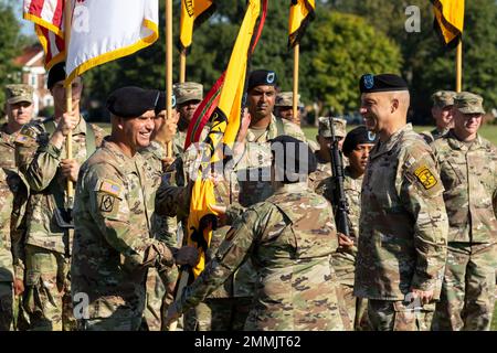 Le Lieutenant général Maria Gervais, commandant adjoint du Commandement de la doctrine et de l'instruction de l'Armée des États-Unis, dirige le Major général Antonio Munera le Guide du Commandement des cadets de l'Armée des États-Unis symbolisant le transfert de l'autorité du général sortant, le Major général Johnny Davis, fort KNOX, Ky., 20 septembre 2022. | photo par Kyle Crawford, Affaires publiques du Commandement des cadets de l'Armée des États-Unis Banque D'Images