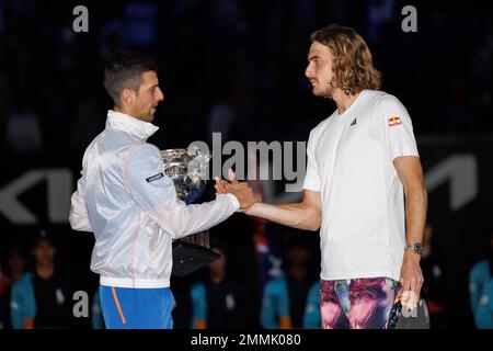 Melbourne, Australie. 29th janvier 2023. Le champion masculin des célibataires NOVAK DJOKOVIC de Serbie et le deuxième champion STEFANOS TSITSIPAS de Grèce posent pour des photos sur Rod laver Arena le 14 jour de l'Open d'Australie 2023 à Melbourne, en Australie. Sydney Low/Cal Sport Media/Alamy Live News Banque D'Images