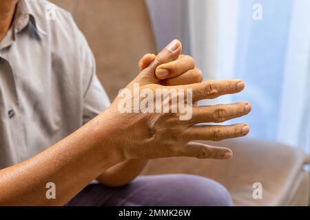 Main d'homme âgé souffrant de douleurs articulaires avec inflammation de la goutte Banque D'Images