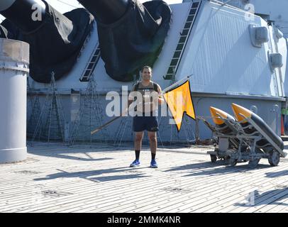 Le maître-chef Selectees de l'USS Vicksburg (CG-69) pose pour une photo de groupe à bord du cuirassé de la classe Iowa USS Wisconsin (BB 64) lors de l'événement annuel des Journées du patrimoine des officiers-chefs 21st au Musée naval de Hampton Roads. L'événement consistait en des stations d'entraînement à bord du cuirassé et du musée naval, à Norfolk, en Virginie. L'événement est le plus grand et le plus long événement de course pour les sélectionnes en chef en Virginie Banque D'Images