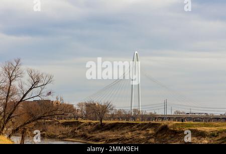 Margaret Hunt Hill Bridge vue depuis le parc de Tammel Crow à Dallas, Texas Banque D'Images