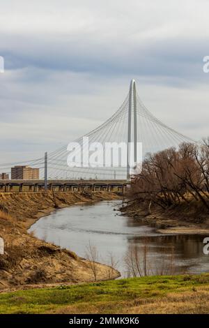 Margaret Hunt Hill Bridge vue depuis le parc de Tammel Crow à Dallas, Texas Banque D'Images