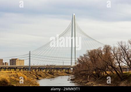 Margaret Hunt Hill Bridge vue depuis le parc de Tammel Crow à Dallas, Texas Banque D'Images