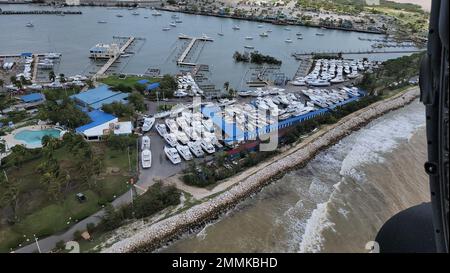 Photo de survol de la Garde côtière du Club Nautico Marina à Ponce, Porto Rico 20 septembre 2022. Le vol faisait partie des évaluations côtières et portuaires en cours à la suite de l'ouragan Fiona. Banque D'Images