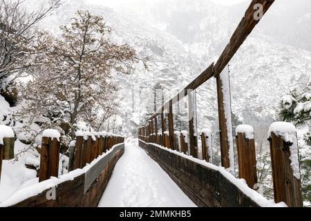 Vieux flume en bois recouvert de neige sur le sentier Welch Ditch dans Clear Creek Canyon en hiver. Partie de la piste Peaks to Plains - près de Golden, Colorado, États-Unis Banque D'Images