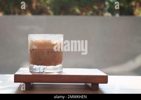 Café glacé avec micro-mousse dans le café, photo de stock Banque D'Images