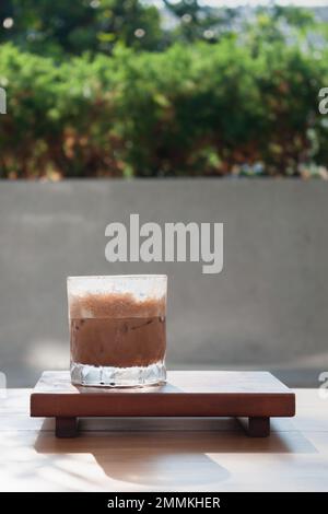 Café glacé avec micro-mousse dans le café, photo de stock Banque D'Images