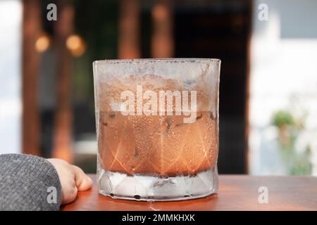Café glacé avec micro-mousse dans le café, photo de stock Banque D'Images