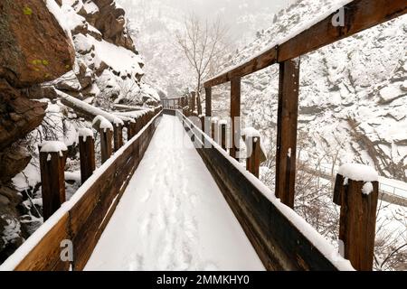 Vieux flume en bois recouvert de neige sur le sentier Welch Ditch dans Clear Creek Canyon en hiver. Partie de la piste Peaks to Plains - près de Golden, Colorado, États-Unis Banque D'Images