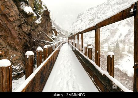 Vieux flume en bois recouvert de neige sur le sentier Welch Ditch dans Clear Creek Canyon en hiver. Partie de la piste Peaks to Plains - près de Golden, Colorado, États-Unis Banque D'Images