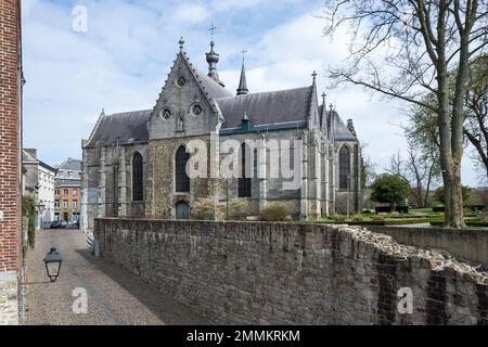 Détail architectural du bâtiment de la Collégiale Saint-Ursmer situé à Binche dans la province belge de Hainaut. Le bâtiment en grande partie gothique Banque D'Images