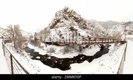 Pont Tough Cuss en hiver sur les sommets jusqu'à la piste Plains dans Clear Creek Canyon - près de Golden, Colorado, États-Unis [image panoramique] Banque D'Images