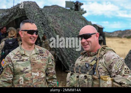 Le Brigadier-général James Dooghan, commandant adjoint de la Division d'infanterie 4th et le colonel Andrew Kiser, commandant de l'équipe de combat de la Brigade Stryker 2nd, a parlé aux visiteurs du ministère de la Défense au 2nd Bataillon, 12th Régiment d'infanterie, feu en direct du SYSTÈME d'armes CROWS-J Javelin le 20 septembre à fort Carson. Après les brefs soldats et visiteurs ont apprécié un délicieux déjeuner de MRE. Banque D'Images