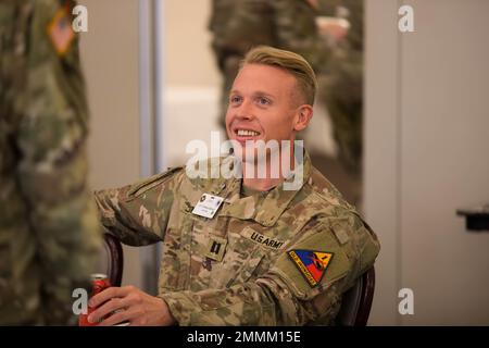 Cette semaine, l'équipe d'affaires publiques d'Iron Eagles a participé au symposium annuel d'affaires publiques à Wiesbaden, en Allemagne. Pour « Une année de leçons apprises », ils ont entendu des conférenciers principaux tels que l'ancien commandant de l'USAREUR Lgén (Ret.) Ben Hodges, lieutenant général Andrew Rohling, « DCG for USAREUR-AF », et major général John Rafferty, « Chef d’armée des affaires publiques ». Tout au long du symposium, les équipes ont abordé de nombreux sujets, allant de la Russie/Ukraine à la stratégie de communication de 2023. Banque D'Images