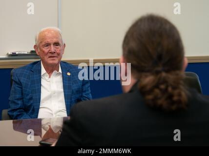 NEWPORT, R.I. (Sept 20, 2022) retraité U.S. Navy Cmdr. George Easley, premier directeur de l'Académie supérieure inscrite, est interviewé par les historiens du Commandement de l'histoire et du patrimoine de la Marine (NHHC), le 20 septembre 2022. Le NHHC s'efforce de préserver et de présenter un historique précis en localisant, en recueillant et en préservant des documents, des artefacts, des photos, Histoires orales, et art qui représentent le mieux l'histoire de la marine américaine. Banque D'Images