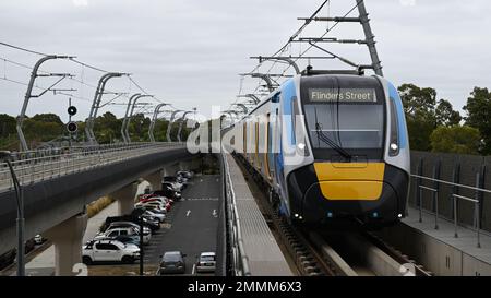 Vue de face d'un nouveau train Metro haute capacité, ou HCMT, qui arrive à la gare surélevée skyrail de Noble Park, dans la banlieue de Melbourne Banque D'Images