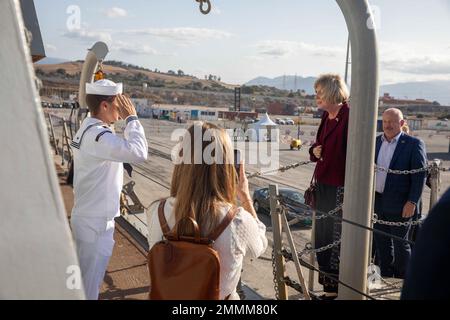 220920-N-FD648-1030 JIJEL, Algérie (20 septembre 2022) Elizabeth Aubin, ambassadrice des États-Unis en République algérienne démocratique et populaire, est accueillie à bord du destroyer de missiles guidés USS Farragut (DDG 99) de classe Arleigh Burke pour une visite sur le navire, le 20 septembre 2022. Le George H.W. Bush Carrier Strike Group est sur un déploiement prévu dans la zone d'opérations des forces navales américaines en Europe, employé par la Sixième flotte américaine pour défendre les intérêts américains, alliés et partenaires. CSG-10, DDG99, DÉPLOIEMENT, Farragut, GHWBCSG, US Navy, Banque D'Images