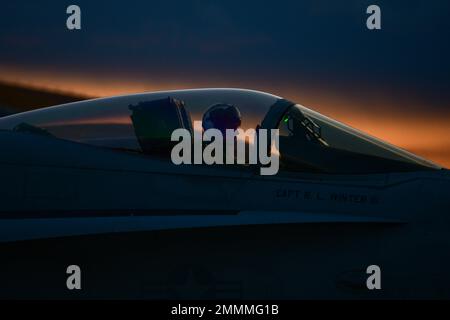 Un pilote F/A-18 Hornet du corps des Marines des États-Unis affecté à l'escadron d'attaque 323 de Marine Fighter de la station aérienne du corps des Marines Miramar, en Californie, se prépare à une sortie d'entraînement à la base aérienne d'Aviano, en Italie, le 20 septembre 2022. L'escadron VMFA-323 s'est intégré à l'escadron de chasseurs 510th et a pratiqué le combat de chiens, où un F-16 serait jumelé à un F-18 et celui qui est 'abattu' perdrait. Banque D'Images