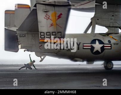 220921-N-YQ181-1186 MER DES PHILIPPINES (le 21 septembre 2022) Airman Tracer Dumas, mécanicien de structures aéronautiques, de Marblehead, Massachusetts, dirige un E-2D Hawkeye, attaché aux voiles du Tiger Tails de l'escadron d'alerte précoce aéroporté (VAW) 125, alors qu'il se lance à partir du pont de vol des États-Unis Le seul porte-avions de la Marine, le USS Ronald Reagan (CVN 76), en mer des Philippines, septembre 21. E-2D les Hawkees effectuent des missions d'alerte précoce aéroportées tactiques afin de fournir des informations précieuses au Carrier Strike Group 5 lors de la planification et de l'exécution des opérations. Ronald Reagan, le fleuron du Carrier Strike Group Banque D'Images