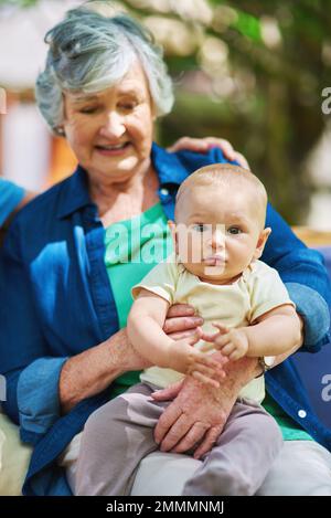 L'amour entre une grand-mère et un petit-fils est pour toujours. un bébé garçon avec sa famille à l'extérieur. Banque D'Images