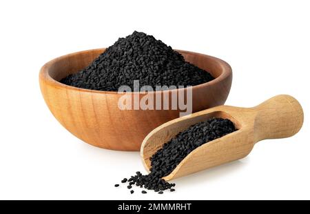 graines de cumin noires dans un bol en bois et une pelle isolée sur blanc Banque D'Images