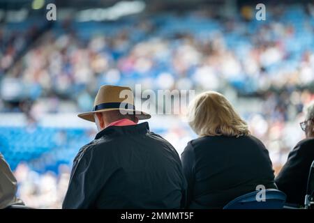 fan de tennis âgé regardant un match de tennis en fauteuil roulant à l'open australien en été Banque D'Images