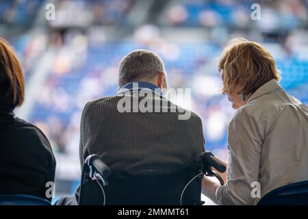 fan de tennis âgé regardant un match de tennis en fauteuil roulant à l'open australien en été Banque D'Images