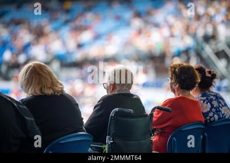 fan de tennis âgé regardant un match de tennis en fauteuil roulant à l'open australien en été Banque D'Images