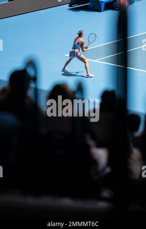 fan de tennis âgé regardant une ferme en fauteuil roulant à l'open australien en été Banque D'Images