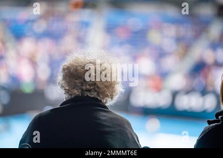 fan de tennis âgé regardant un match de tennis en fauteuil roulant à l'open australien en été Banque D'Images