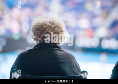 fan de tennis âgé regardant un match de tennis en fauteuil roulant à l'open australien en été Banque D'Images