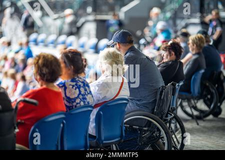 fan de tennis âgé regardant un match de tennis en fauteuil roulant à l'open australien en été Banque D'Images